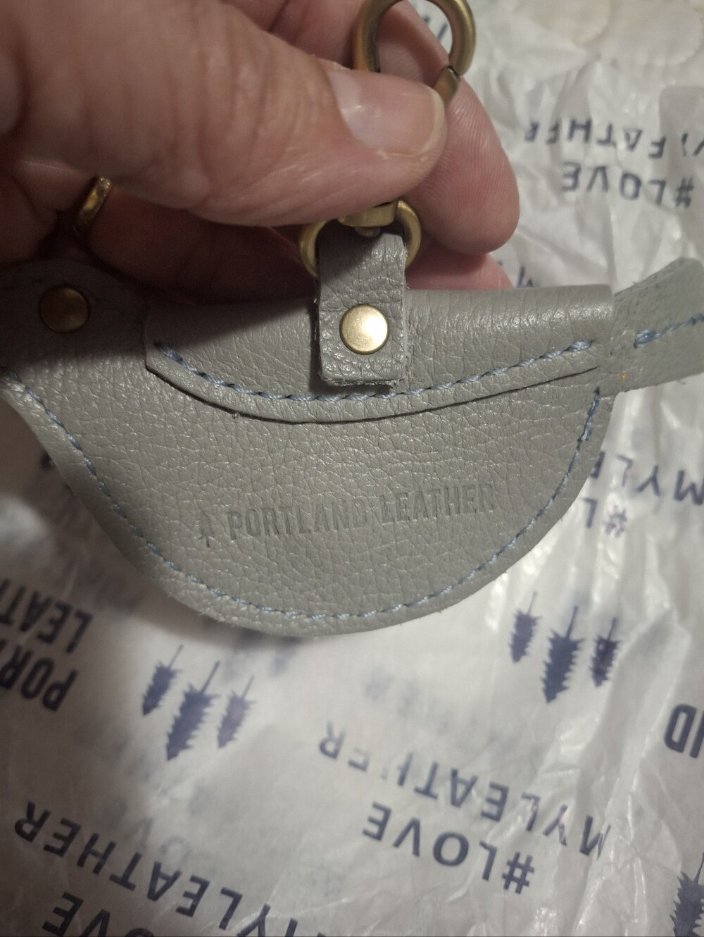 Portland Leather Light Gray Bird Coin Pouch with Brass Clip - Picture 3 of 4